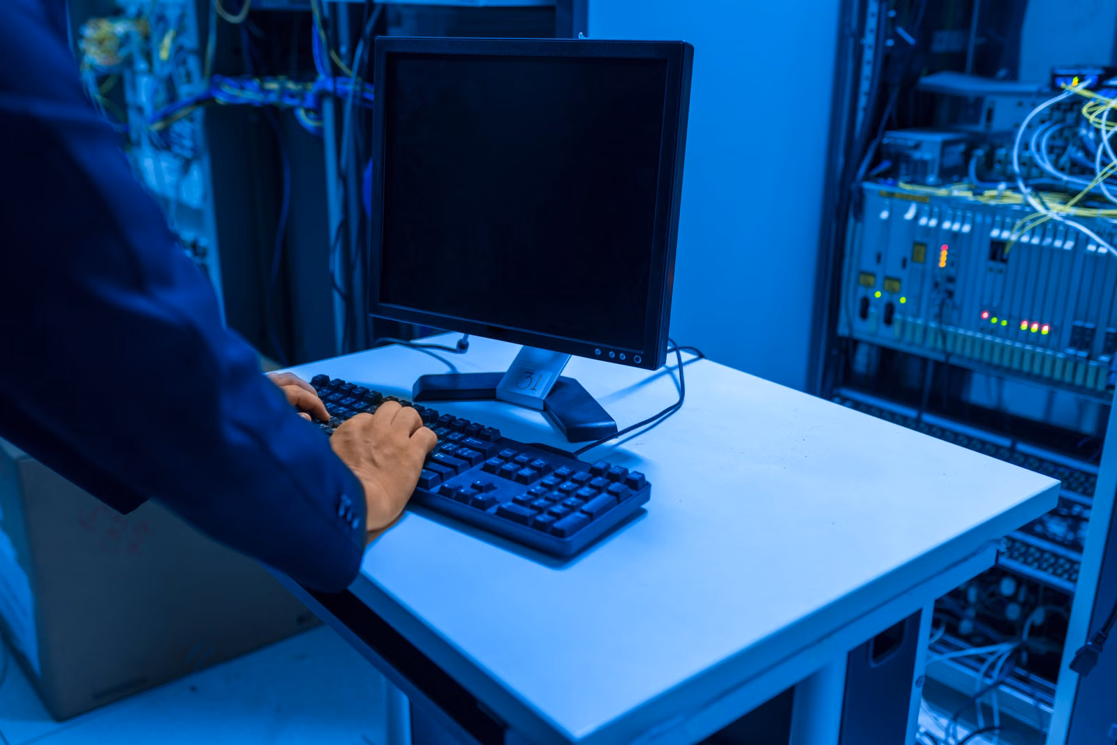 Técnico trabajando en sala de servidores